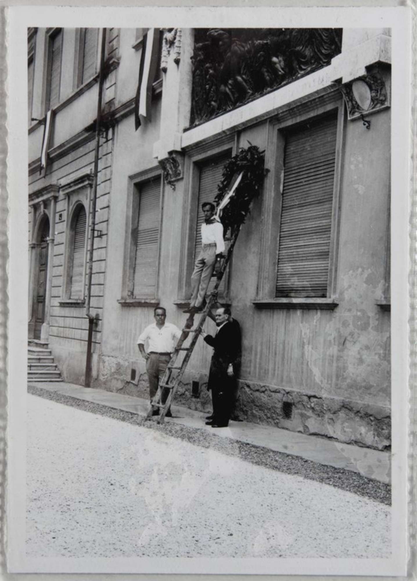 Poggibonsi, 18-19 luglio 1964, XX° anniversario della liberazione e conferimento ad Alcide Cervi della cittadinanza onoraria. Apposizione di una corona d'alloro sulla facciata di un palazzo